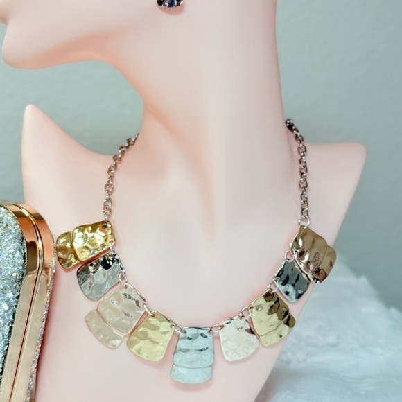 ⚜️ Elegant Gold, Silver, and Bronze Necklace - Picture 5 of 6